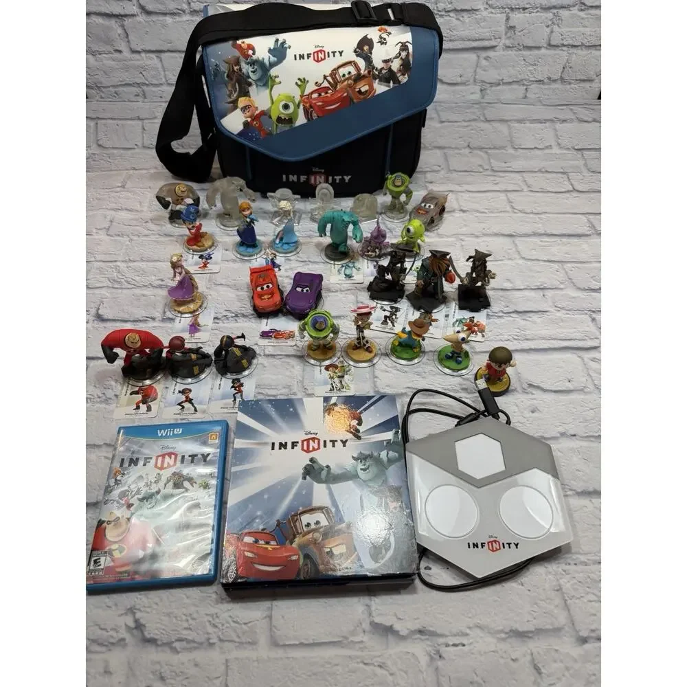 Large Disney Infinity Wii U Lot Figures Base Carry Case Power Discs